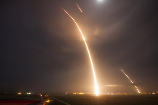 SpaceX官方公布的延时摄影。左边是火箭发射的轨迹，右边一级火箭的返回和着陆。