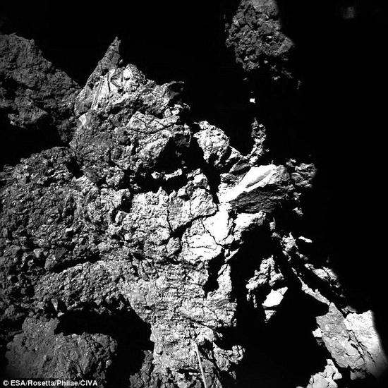“飞来”号在登岸67P彗星时产生碰撞并反弹，终极落入一处山崖底部。本图为“飞来”号在刚刚着陆不久后所发回的探测图片，图片表现了彗星表面的情景和登岸器的一条天线。
