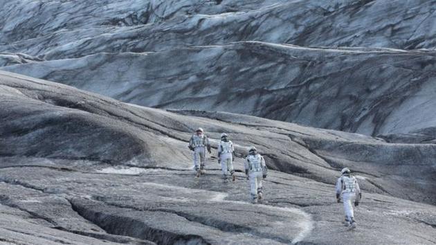在电影《星际穿梭》中,宇航员们分开地球,去寻觅新的宜居行星